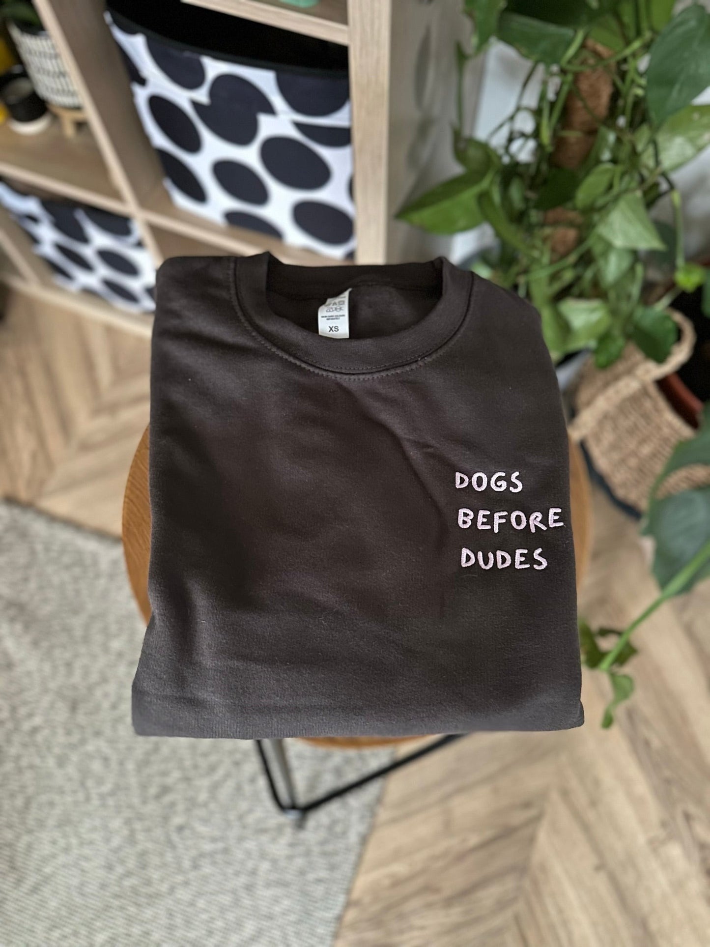 XS | Dogs Before Dudes | Unisex Sweatshirt